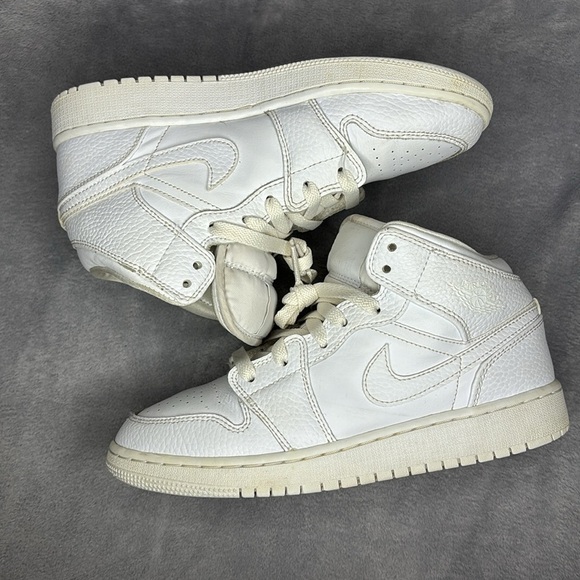 🔥🔥🔥Nike Air Jordan 1 Mid Triple White Boys Sneakers Size: 5Y🔥🔥🔥 - Picture 9 of 10